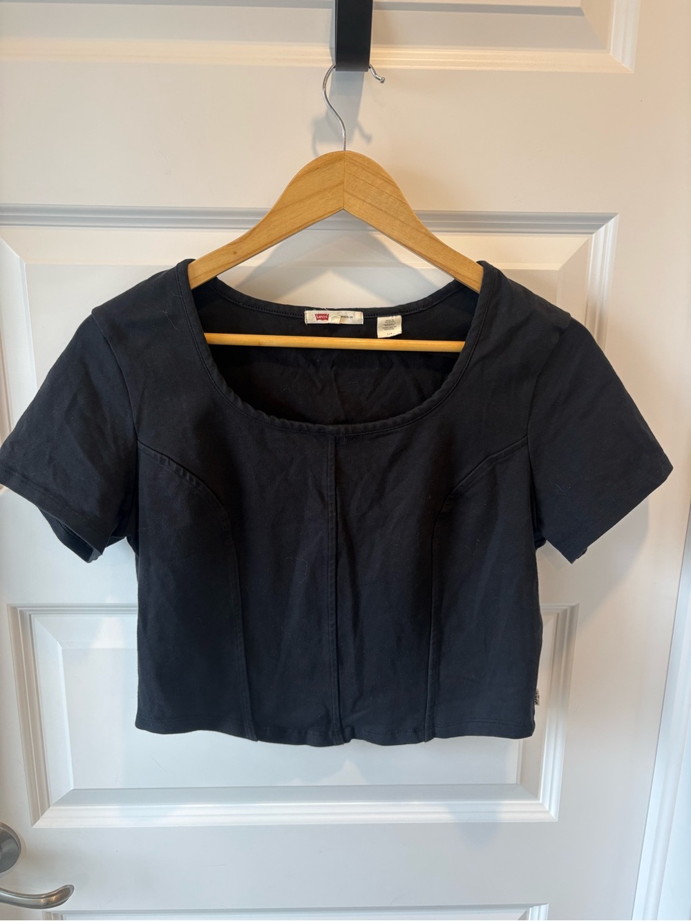 Levi's Black Scoop-Neck Cropped Tee